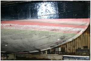 Plattengänge und Niete an einem Original-Dampfschlepper