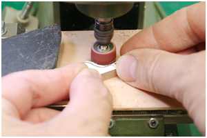 Betingknie in Form schleifen