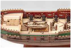 Beiboot an Deck verzurrt