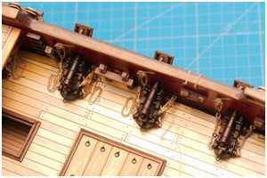 Seitentakel an den Geschützen