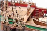 zwei Violinblöcke an den Pardunen