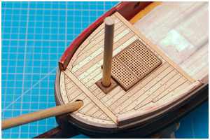 das Deck ist noch nicht endgültig verklebt und kann für weitere Arbeiten abgenommen werden