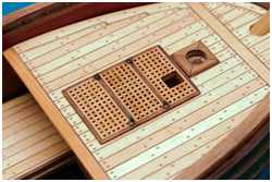 Ringbolzen angebracht und das Gatt für das Fockfall eingearbeitet