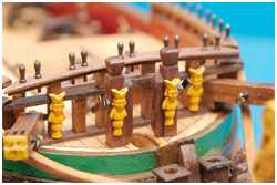 Schmuckelemente angebracht