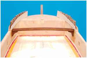 Abstandshölzer am Schanzkleid der Back zum Verkleben der Wegerung