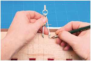 Anzeichnen der Spanten am Rumpf