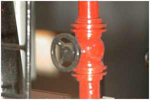 Hauptabsperrventil gebaut aus einer Holzkugel und Messingunterlegscheiben