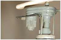 Antriebsmotor links und Getriebekasten. Der Motor wurde aus einem kleinen Zahnrad gefertigt.