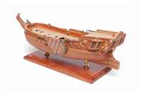 Ruder fertiggestellt, Dekor komplettiert, Rumpfbau abgeschlossen