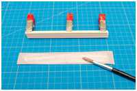 Aufkleben der Pappe für die Kalfaterung