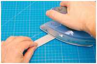 Aufkleben der Pappe für die Kalfaterung