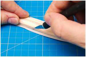 Aufkleben der Pappe für die Kalfaterung