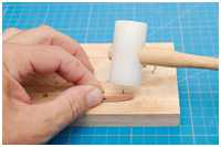 Bolzen werden eingesetzt