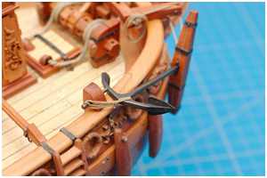 Anker mit einer Leine am Poller gesichert