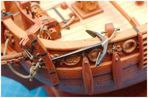 Anker mit einer Leine am Poller gesichert