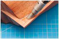 Druckstellen im Holz reparieren