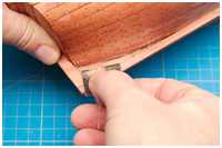 Druckstellen im Holz reparieren