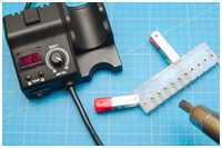 Trocknen des Klebers mit Heißluftpistole