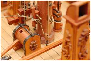 Fall wird mit einem Jolltau an der Mastklampe belegt