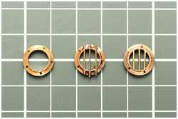 Bullaugen mit Schutzgitter