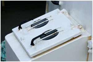 Bullaugen mit Schutzgitter am Original