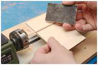 dünne Rundhölzer schleifen