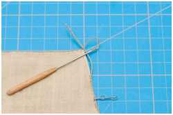 Oberliek zum Auge formen und durch das Seitenliek stecken