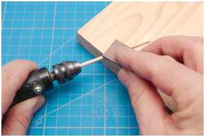 dünne Rundhölzer schleifen