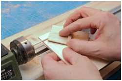 dünne Rundhölzer schleifen