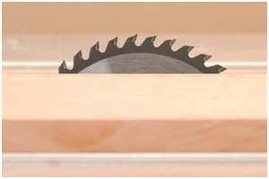 Höheneinstellung des Sägeblattes